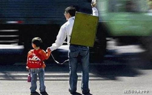 网红萌娃爸爸送儿子上学,爸爸送儿子上学的温馨瞬间
